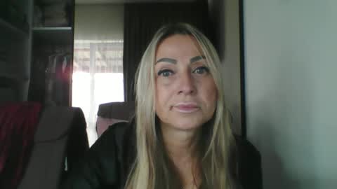 Snapshot of blondkitti chatting on 10/12/25, 09:19 Iren online show from 10/12/25, 09:19