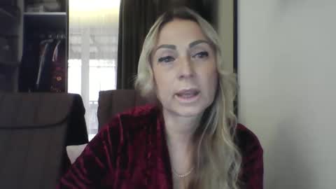 Snapshot of blondkitti chatting on 10/25/25, 12:23 Iren online show from 10/25/25, 12:23