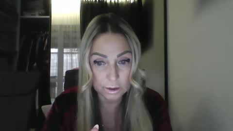 Snapshot of blondkitti chatting on 10/29/25, 08:27 Iren online show from 10/29/25, 08:27