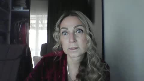 Snapshot of blondkitti chatting on 10/31/25, 09:32 Iren online show from 10/31/25, 09:32