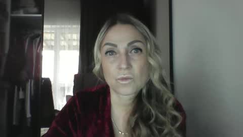 Snapshot of blondkitti chatting on 11/12/25, 10:15 Iren online show from 11/12/25, 10:15