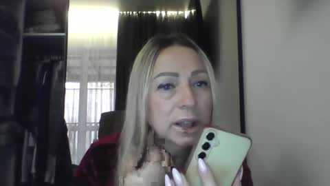 Snapshot of blondkitti chatting on 11/15/25, 09:28 Iren online show from 11/15/25, 09:28