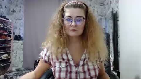 Snapshot of blondmilfs chatting on 01/28/25, 01:05 BlondMILfs online show from 01/28/25, 01:05