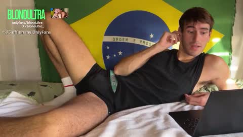 Snapshot of blondultra chatting on 11/02/25, 02:08 blondultra online show from 11/02/25, 02:08