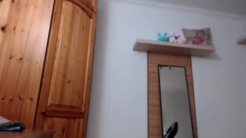 Snapshot of blondyelena chatting on 12/19/25, 05:47 blondyelena online show from 12/19/25, 05:47