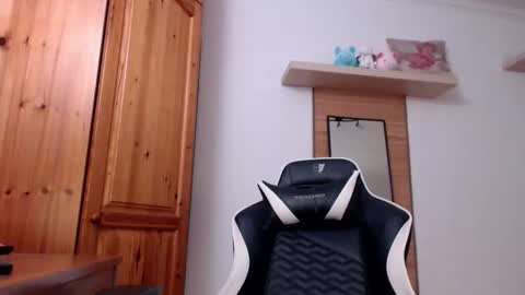 Snapshot of blondyelena chatting on 12/23/25, 06:55 blondyelena online show from 12/23/25, 06:55