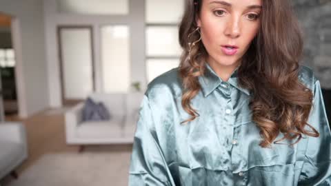 Snapshot of bloomyogi chatting on 01/12/25, 08:36 Emma Bloom online show from 01/12/25, 08:36