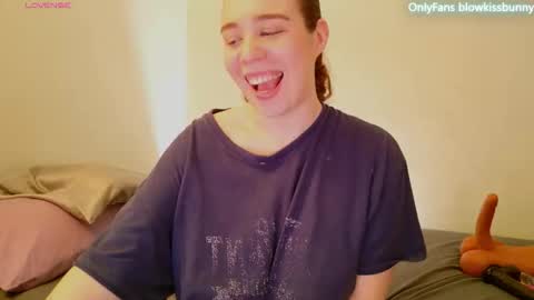 Blow Kiss Bunny online show from 03/02/26, 07:37