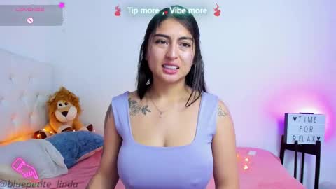 Snapshot of blue_petite chatting on 03/18/26, 04:32 Linda online show from 03/18/26, 04:32