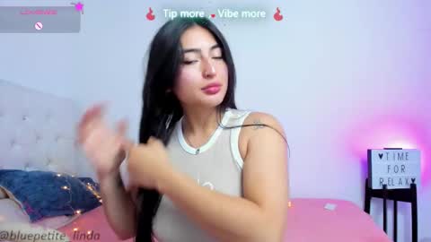 Snapshot of blue_petite chatting on 03/19/26, 04:00 Linda online show from 03/19/26, 04:00