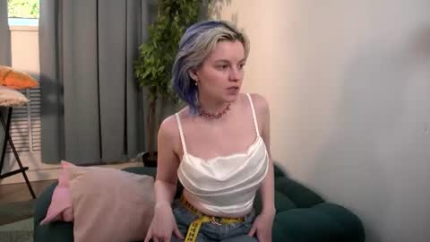 Snapshot of bluebeell chatting on 07/04/26, 01:17 bluebeell online show from 07/04/26, 01:17
