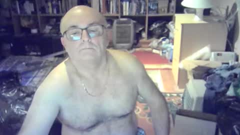 Snapshot of bluebox65 chatting on 12/04/25, 06:49 bluebox65 online show from 12/04/25, 06:49