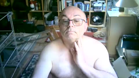 Snapshot of bluebox65 chatting on 04/18/26, 10:41 bluebox65 online show from 04/18/26, 10:41