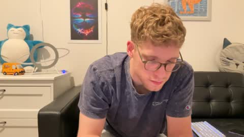 Snapshot of blueeyedtallguy chatting on 12/18/24, 02:42 blueeyedtallguy online show from 12/18/24, 02:42