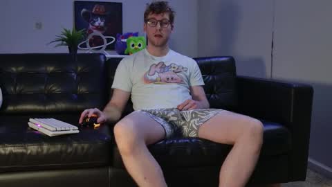 Snapshot of blueeyedtallguy chatting on 10/14/25, 01:06 blueeyedtallguy online show from 10/14/25, 01:06