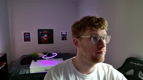 Snapshot of blueeyedtallguy chatting on 02/18/26, 07:43 blueeyedtallguy online show from 02/18/26, 07:43