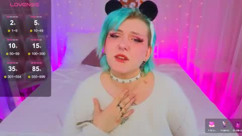 Snapshot of bluelunaray chatting on 09/19/25, 10:27 Hi my name is Lunaray online show from 09/19/25, 10:27