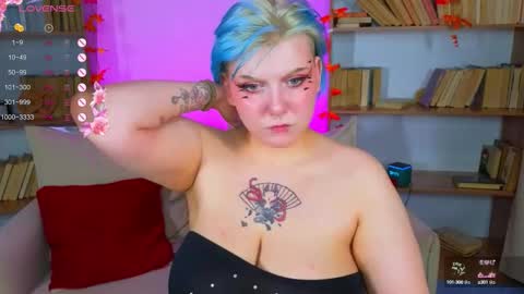 Snapshot of bluelunaray chatting on 09/28/25, 10:42 Hi my name is Lunaray online show from 09/28/25, 10:42