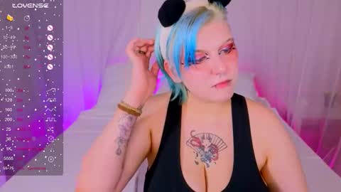 Snapshot of bluelunaray chatting on 09/30/25, 11:37 Hi my name is Lunaray online show from 09/30/25, 11:37