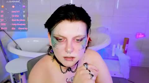 Snapshot of bluelunaray chatting on 10/25/25, 10:34 Hi my name is Lunaray online show from 10/25/25, 10:34