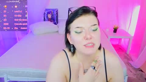 Snapshot of bluelunaray chatting on 11/09/25, 11:08 Hi my name is Lunaray online show from 11/09/25, 11:08