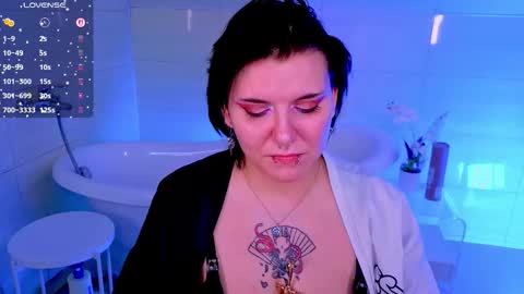 Snapshot of bluelunaray chatting on 11/22/25, 10:25 Hi my name is Lunaray online show from 11/22/25, 10:25