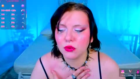 Snapshot of bluelunaray chatting on 12/20/25, 10:44 Hi my name is Lunaray online show from 12/20/25, 10:44