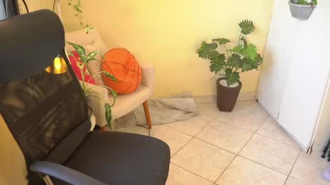 Snapshot of bluemysticlady chatting on 01/23/25, 02:50 FLORAA online show from 01/23/25, 02:50