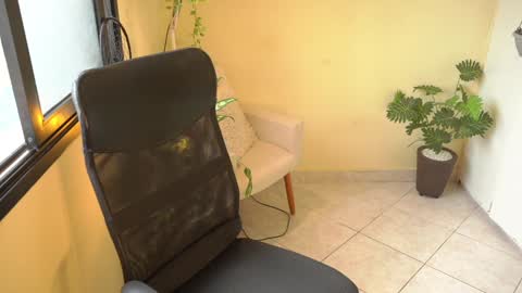 Snapshot of bluemysticlady chatting on 01/28/25, 11:28 FLORAA online show from 01/28/25, 11:28