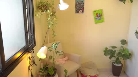 Snapshot of bluemysticlady chatting on 02/09/25, 03:45 FLORAA online show from 02/09/25, 03:45