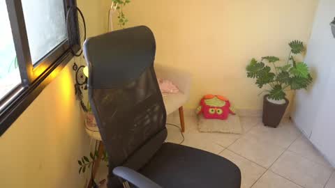Snapshot of bluemysticlady chatting on 02/27/25, 01:38 FLORAA online show from 02/27/25, 01:38
