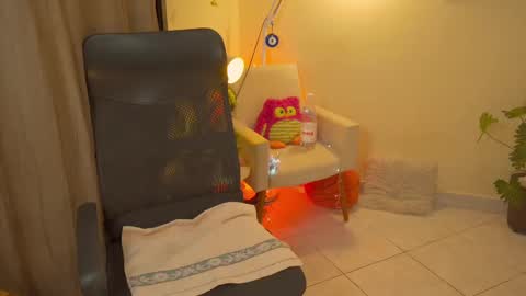 Snapshot of bluemysticlady chatting on 09/20/25, 04:24 FLORAA online show from 09/20/25, 04:24