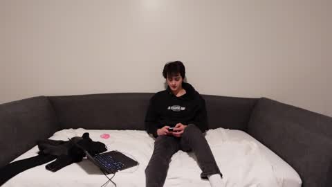 Snapshot of bluskyzz chatting on 02/13/25, 01:40 BluSky online show from 02/13/25, 01:40