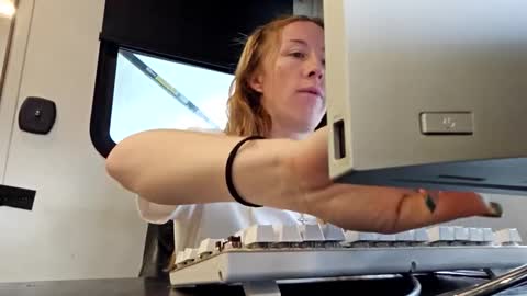 MamaMorgan online show from 11/18/25, 05:39