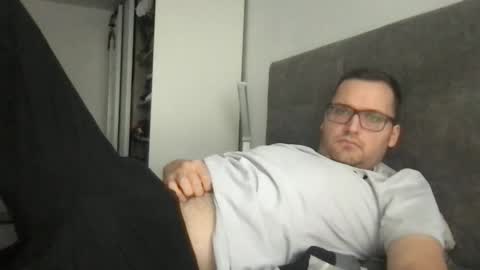 Snapshot of bobbele94 chatting on 12/16/25, 12:32 bobbele94 online show from 12/16/25, 12:32