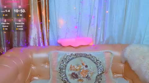 Snapshot of bom_mia_bom chatting on 11/13/25, 11:47 Mia online show from 11/13/25, 11:47