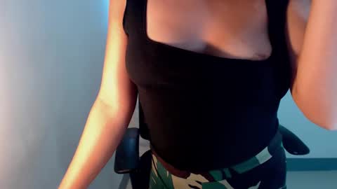 Snapshot of bombshell_seinnax chatting on 02/19/25, 02:44 bombshell_seinnax online show from 02/19/25, 02:44