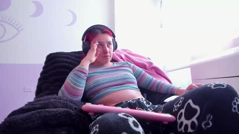 Snapshot of bonnie_moon_ chatting on 10/06/25, 05:43 Bonnie Help me reach 500 likes online show from 10/06/25, 05:43