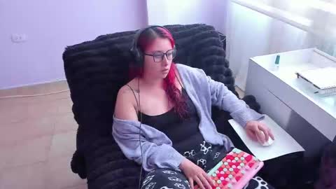 Snapshot of bonnie_moon_ chatting on 10/08/25, 06:05 Bonnie Help me reach 500 likes online show from 10/08/25, 06:05