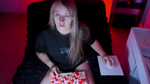 Snapshot of bonnie_moon_ chatting on 11/16/25, 10:15 Bonnie Help me reach 500 likes online show from 11/16/25, 10:15