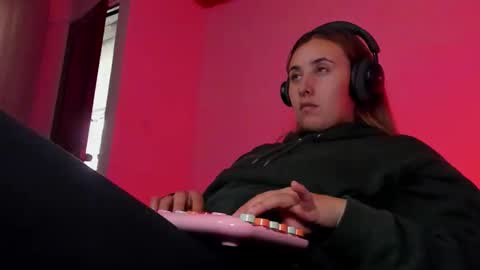 Snapshot of bonnie_moon_ chatting on 12/22/25, 09:23 Bonnie Help me reach 500 likes online show from 12/22/25, 09:23