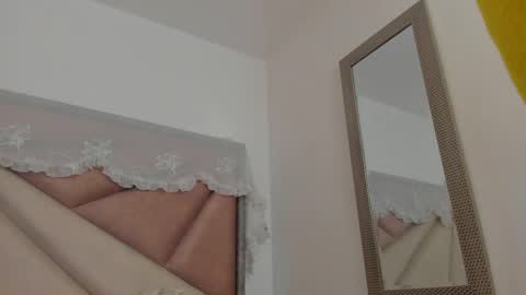 Snapshot of bonniecute_ chatting on 06/04/26, 12:05 online show from 06/04/26, 12:05