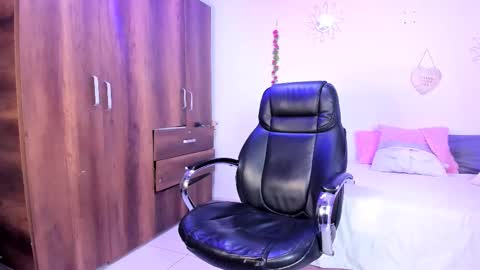 sofia  online show from 12/17/25, 05:30