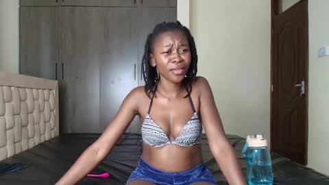 Snapshot of booty_queen001 chatting on 01/31/25, 01:02 Heather online show from 01/31/25, 01:02