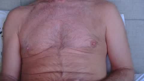 Snapshot of born2run chatting on 02/12/25, 08:16 born2run online show from 02/12/25, 08:16