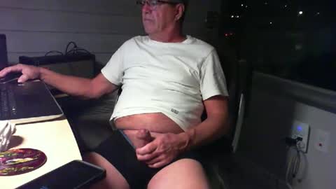 Snapshot of bozou chatting on 11/15/25, 04:32 bozou online show from 11/15/25, 04:32