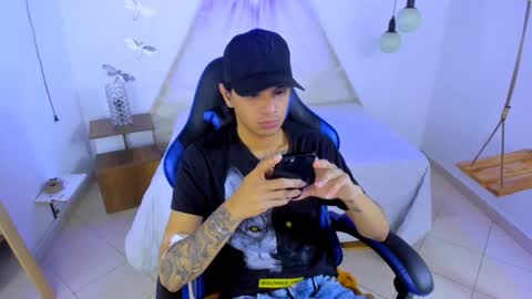 Snapshot of brand_hades chatting on 12/04/25, 01:15 B R A N D online show from 12/04/25, 01:15