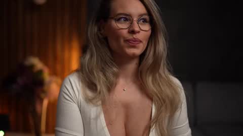 Snapshot of brandywhite chatting on 03/03/25, 04:25 Alex online show from 03/03/25, 04:25