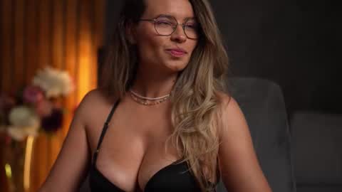 Snapshot of brandywhite chatting on 10/05/25, 04:33 Alex online show from 10/05/25, 04:33