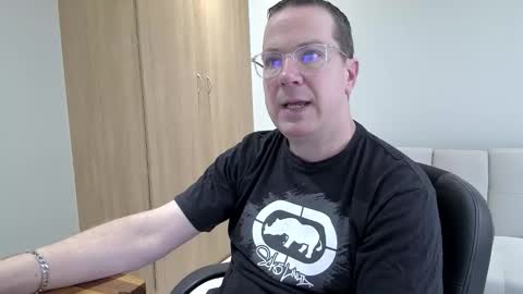 Snapshot of brettdj chatting on 11/01/25, 10:17 Brett online show from 11/01/25, 10:17